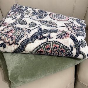 Set of 2 Super soft velvety luxury throw Blankets 50x60
